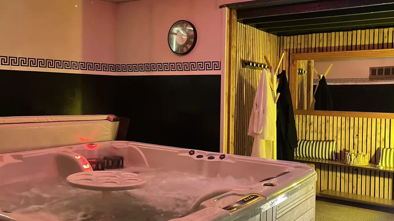 Jacuzzi privatif avec ambiance romantique à La Villa Audren